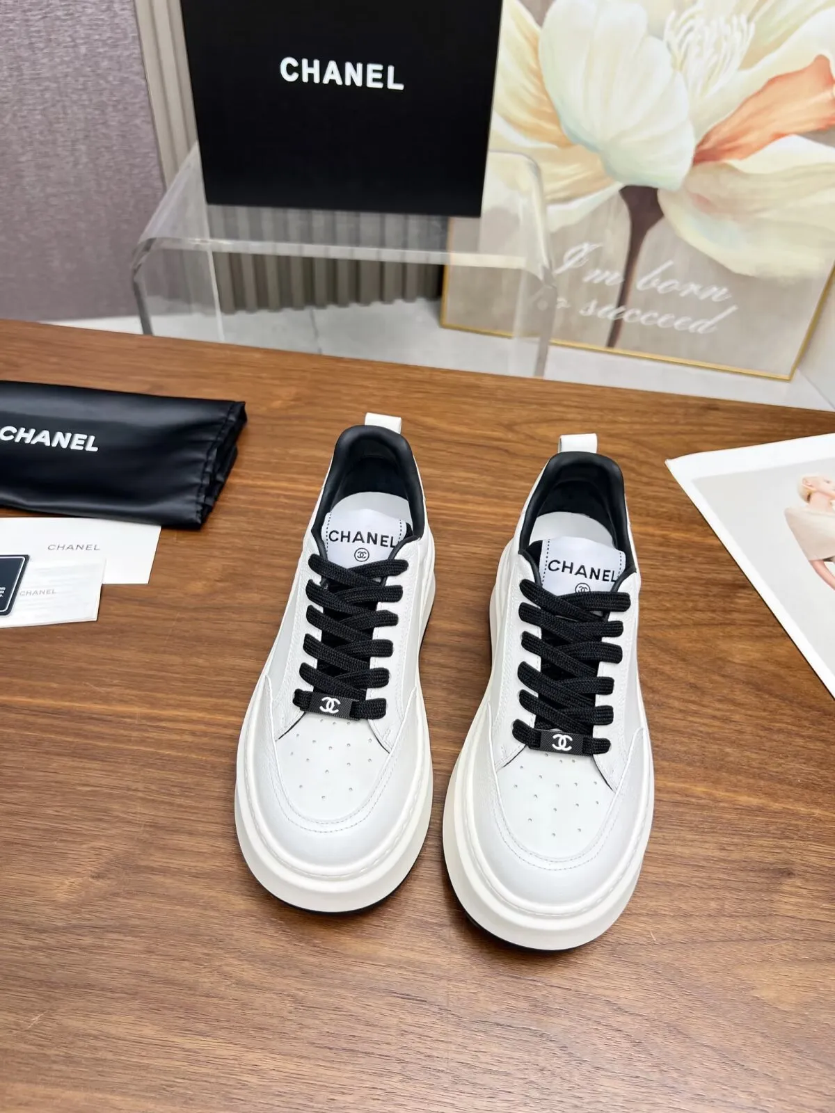 👟👟Ex-factory price 460👟👟 New Chanel panda color white shoes, currently super popular thick-soled shape, very versatile, long and slim legs, super comfortable on the feet, elongating the entire body proportion [strong] Fabric: imported first-layer cowhide🐂 Lining: sheepskin Foot pads: cowhide Code number: 34 to 41 (34 and 41 need to be customized) Packaging: with card, cloth bag Color: black, white, pink